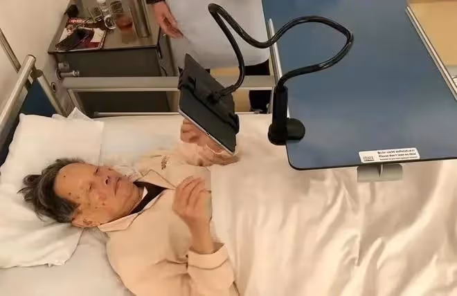 翁帆在日本聚會笑開懷,穿旗袍面前一排酒杯,老公楊振寧久病堪憂