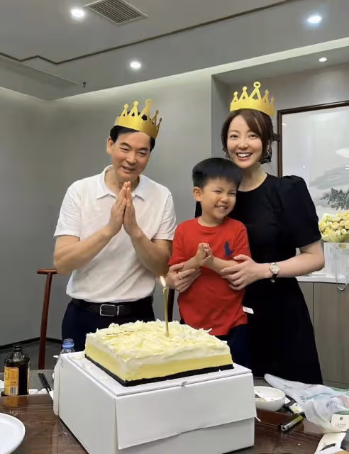 主持人餘聲崩潰大哭,在洗手間發泄稱難熬,賺錢養娃不易疑已離婚