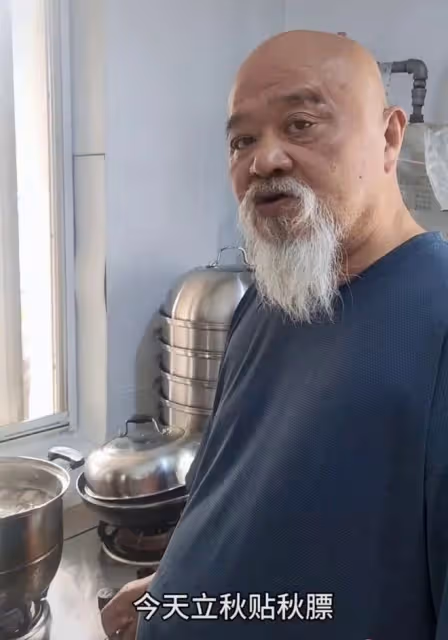 68歲李琦糖尿病吃大碗肥肉,挺大肚腩還貼秋膘,家宅簡陋牆磚開裂