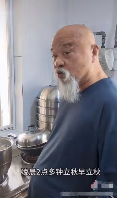 68歲李琦糖尿病吃大碗肥肉,挺大肚腩還貼秋膘,家宅簡陋牆磚開裂