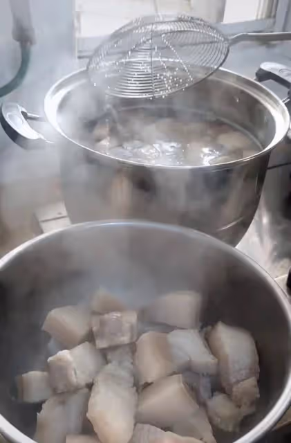 68歲李琦糖尿病吃大碗肥肉,挺大肚腩還貼秋膘,家宅簡陋牆磚開裂