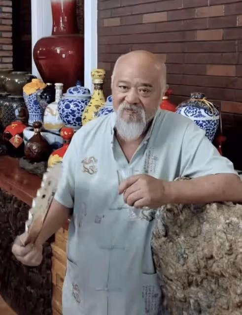 68歲李琦糖尿病吃大碗肥肉,挺大肚腩還貼秋膘,家宅簡陋牆磚開裂