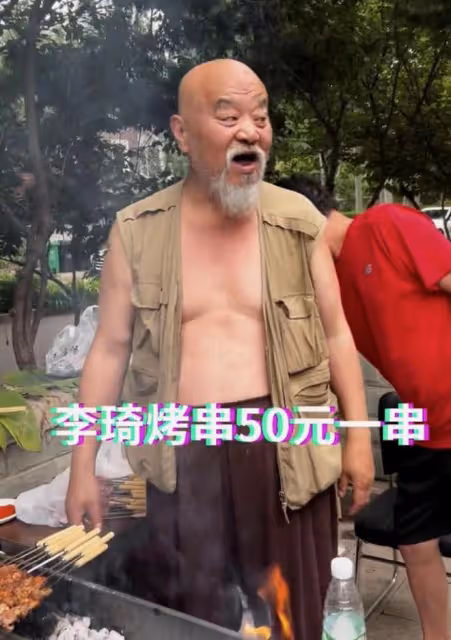 68歲李琦糖尿病吃大碗肥肉,挺大肚腩還貼秋膘,家宅簡陋牆磚開裂