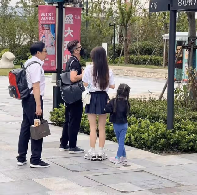 郭富城一家上海街頭被偶遇，舉動被批耍大牌，方媛生圖身材五五分