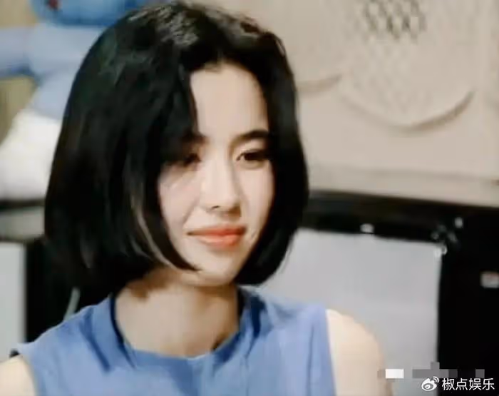 曾經的美女明星,被譽為「內地王祖賢」,如今又肥又胖土得掉渣