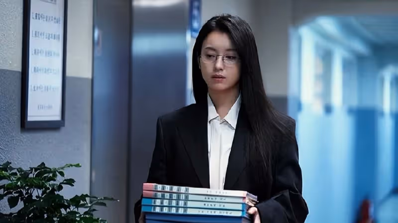 她的演技在韓劇《Moving》中得到證明，和趙寅成劇情互動備受關注
