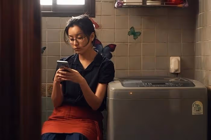 她的演技在韓劇《Moving》中得到證明,和趙寅成劇情互動備受關注