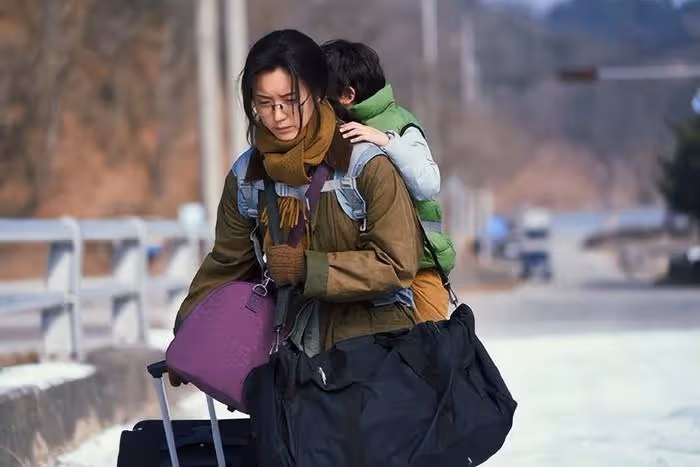 她的演技在韓劇《Moving》中得到證明,和趙寅成劇情互動備受關注