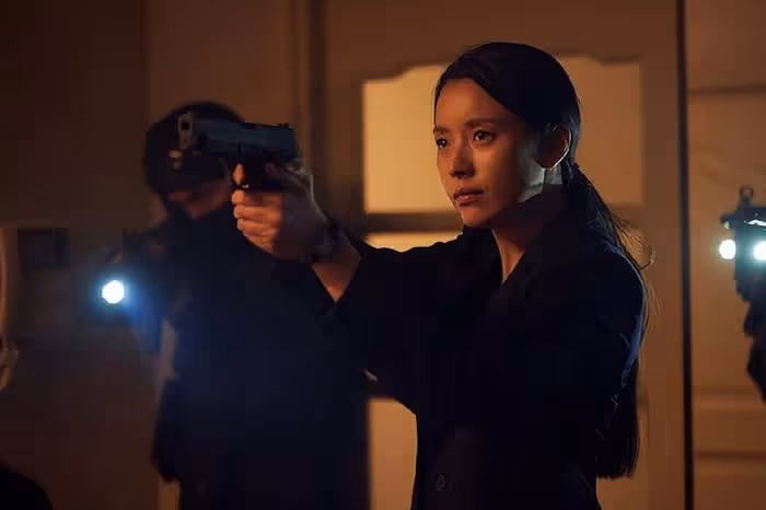 她的演技在韓劇《Moving》中得到證明,和趙寅成劇情互動備受關注