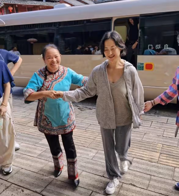 何超瓊樸素現身貴州農村!主動擁抱村民無架子,曾給當地捐200萬