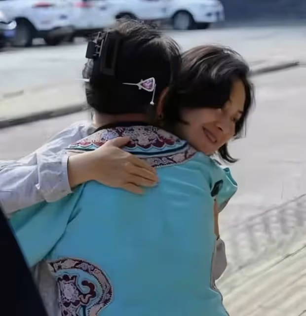 何超瓊樸素現身貴州農村!主動擁抱村民無架子,曾給當地捐200萬