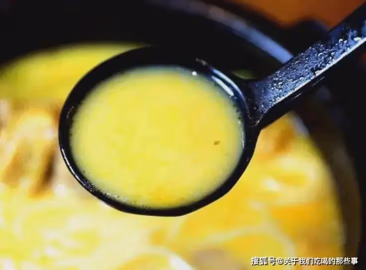 燉雞湯,先焯水還是直接燉?切記3個技巧,雞湯金黃油亮鮮美不腥