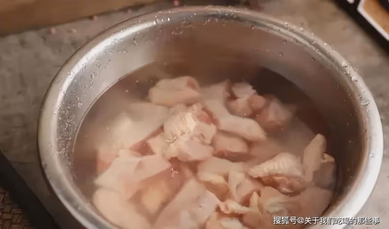 燉雞湯,先焯水還是直接燉?切記3個技巧,雞湯金黃油亮鮮美不腥