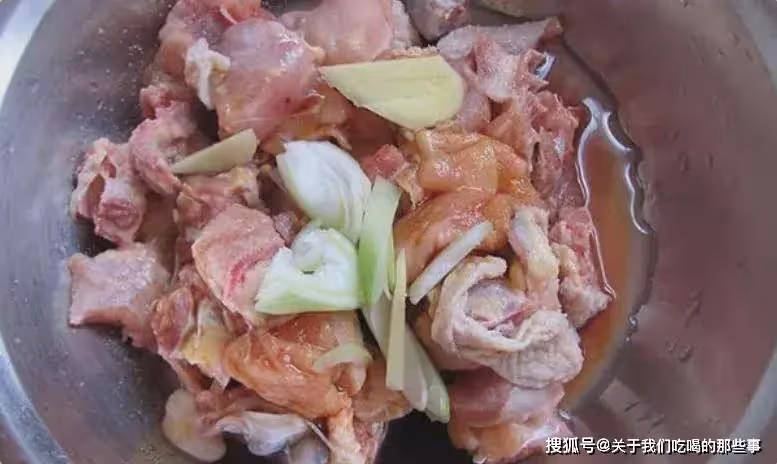 燉雞湯,先焯水還是直接燉?切記3個技巧,雞湯金黃油亮鮮美不腥