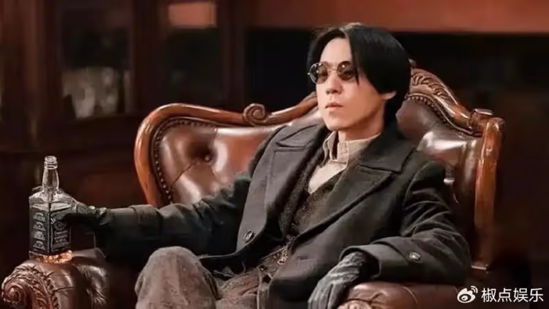 他，憑《潛行者》火出圈，眼睛小演技好，長了壞人臉，卻啥都能演