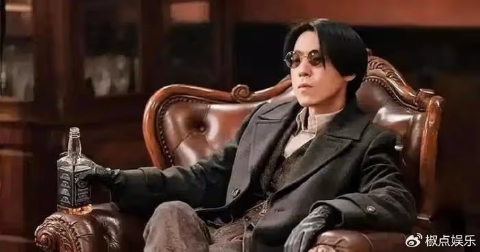 他,憑《潛行者》火出圈,眼睛小演技好,長了壞人臉,卻啥都能演