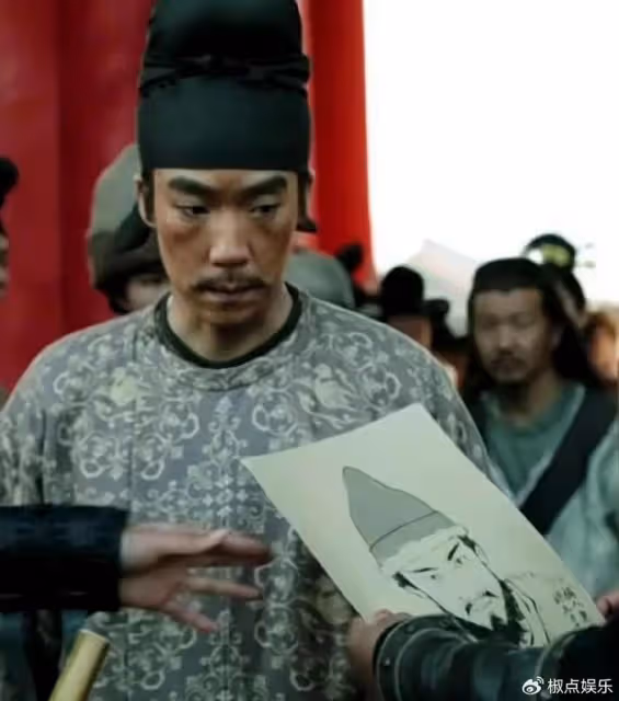 他,憑《潛行者》火出圈,眼睛小演技好,長了壞人臉,卻啥都能演