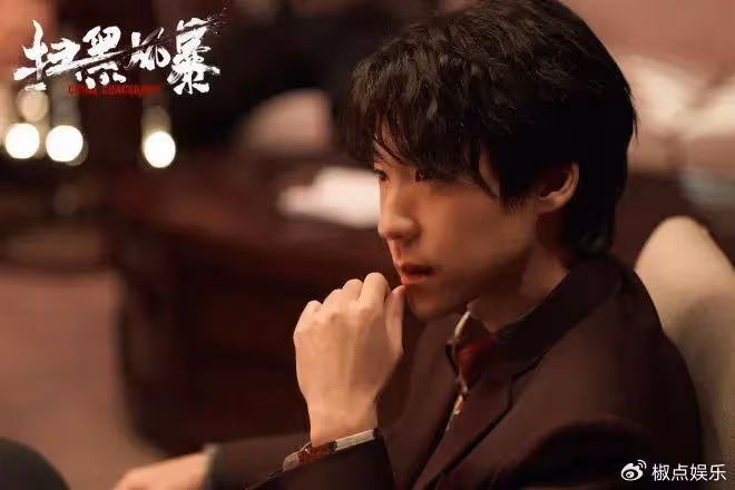 他,憑《潛行者》火出圈,眼睛小演技好,長了壞人臉,卻啥都能演
