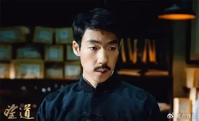 他,憑《潛行者》火出圈,眼睛小演技好,長了壞人臉,卻啥都能演