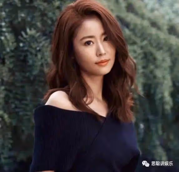 林心如近況曝光引爭議,肚子隆起疑似懷孕,47歲素顏看像路邊大媽?