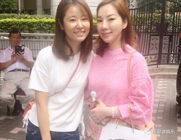 林心如近況曝光引爭議,肚子隆起疑似懷孕,47歲素顏看像路邊大媽?