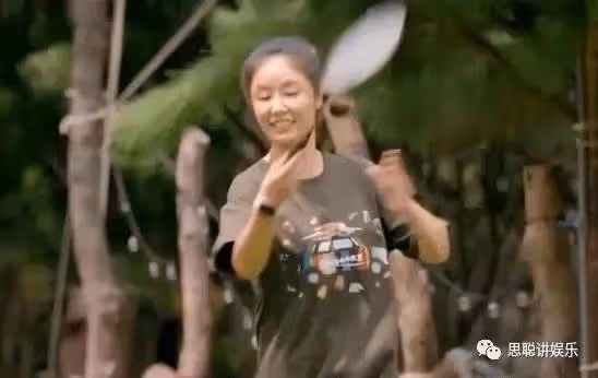 林心如近況曝光引爭議,肚子隆起疑似懷孕,47歲素顏看像路邊大媽?