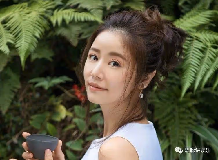 林心如近況曝光引爭議,肚子隆起疑似懷孕,47歲素顏看像路邊大媽?