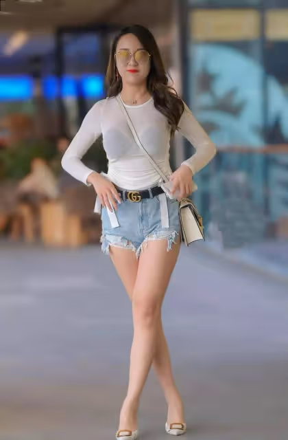 俏皮的女神,白色緊身上衣和牛仔褲