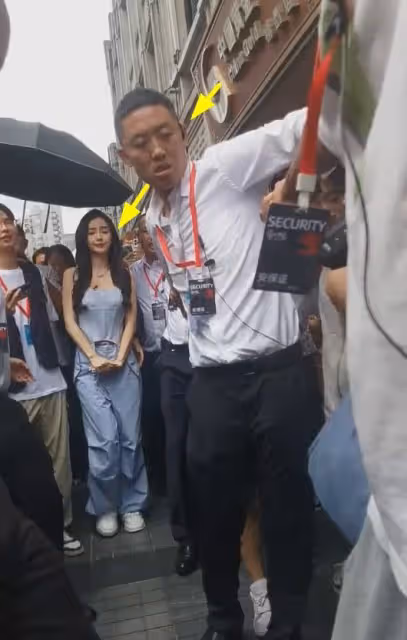 Angelababy現身線下活動,穿4000元肚兜讓人驚艷,人多到寸步難行