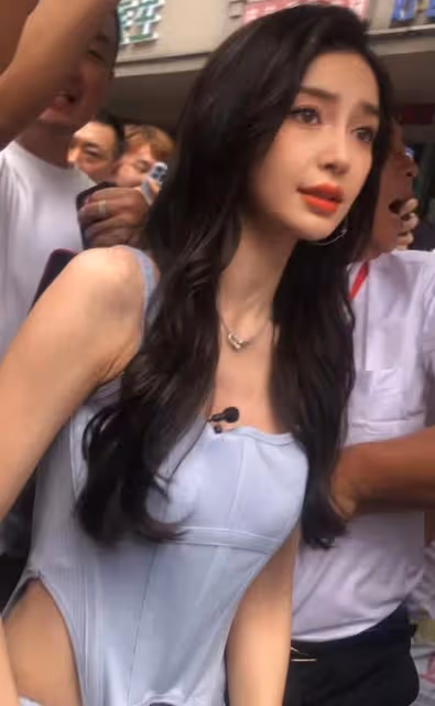 Angelababy現身線下活動,穿4000元肚兜讓人驚艷,人多到寸步難行