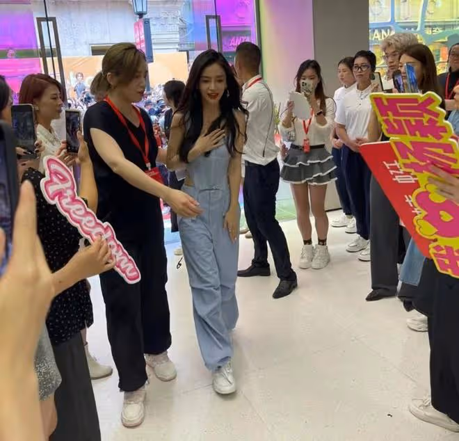 Angelababy現身線下活動,穿4000元肚兜讓人驚艷,人多到寸步難行