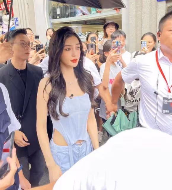 Angelababy現身線下活動,穿4000元肚兜讓人驚艷,人多到寸步難行