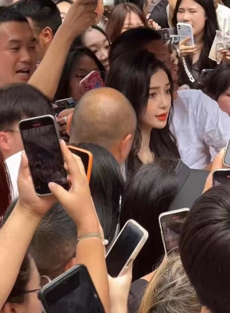 Angelababy現身線下活動,穿4000元肚兜讓人驚艷,人多到寸步難行