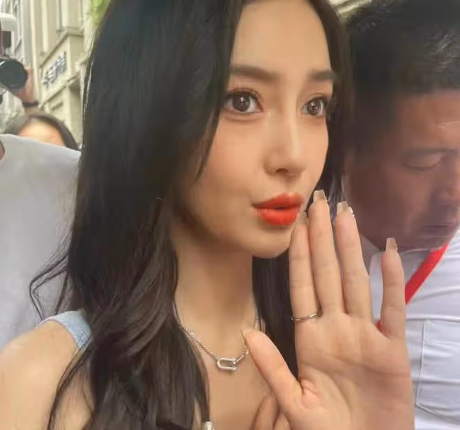 Angelababy現身線下活動,穿4000元肚兜讓人驚艷,人多到寸步難行