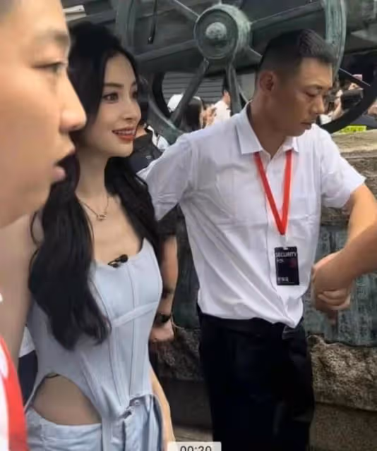 Angelababy現身線下活動,穿4000元肚兜讓人驚艷,人多到寸步難行