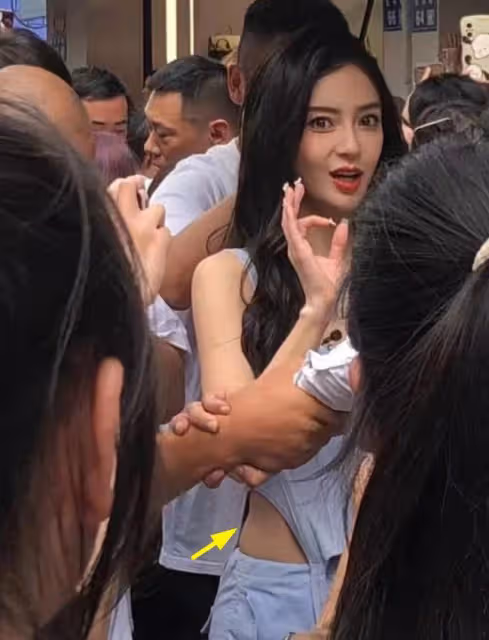 Angelababy現身線下活動,穿4000元肚兜讓人驚艷,人多到寸步難行