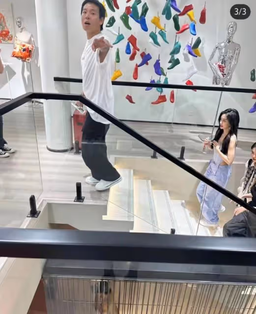 Angelababy現身線下活動,穿4000元肚兜讓人驚艷,人多到寸步難行