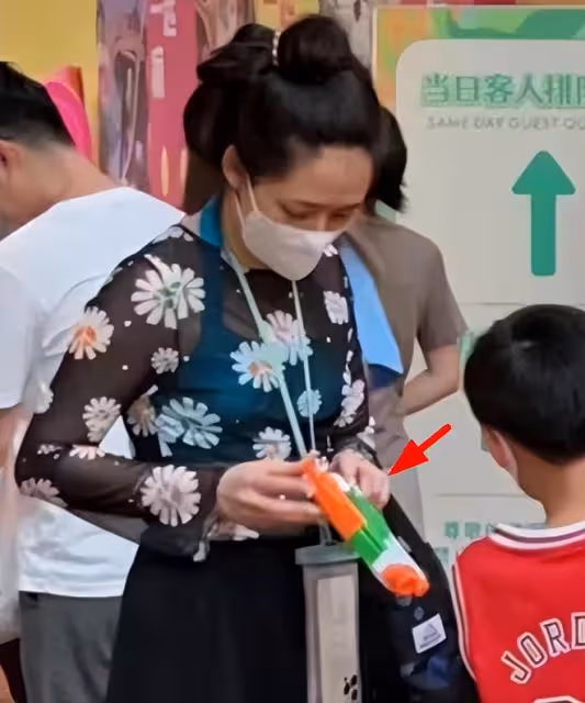 郭碧婷復出廣告出爐,鼻孔外翻、臉型大變,頻看字幕被批不敬業!