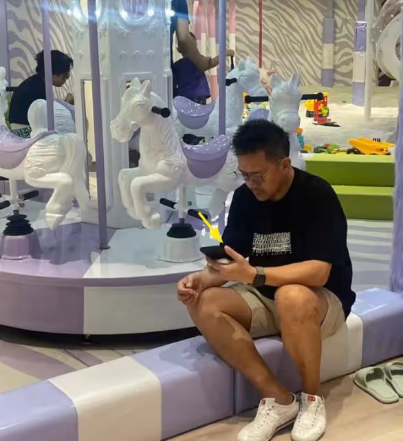51歲王學兵帶娃被偶遇，滿腿是傷滄桑太多，穿500元鞋子拿倆手機
