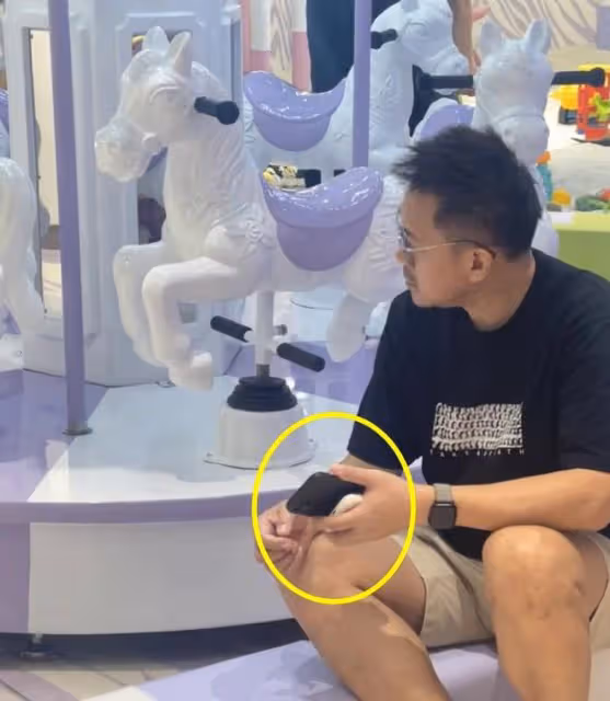 51歲王學兵帶娃被偶遇，滿腿是傷滄桑太多，穿500元鞋子拿倆手機
