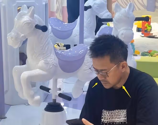 51歲王學兵帶娃被偶遇，滿腿是傷滄桑太多，穿500元鞋子拿倆手機