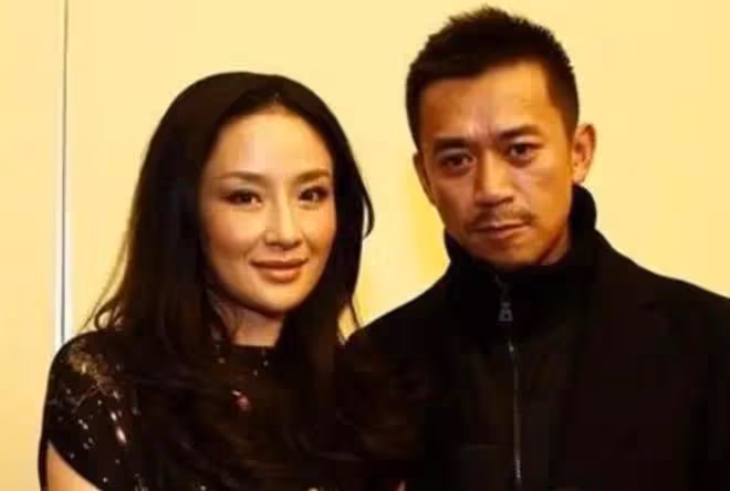 51歲王學兵帶娃被偶遇,滿腿是傷滄桑太多,穿500元鞋子拿倆手機
