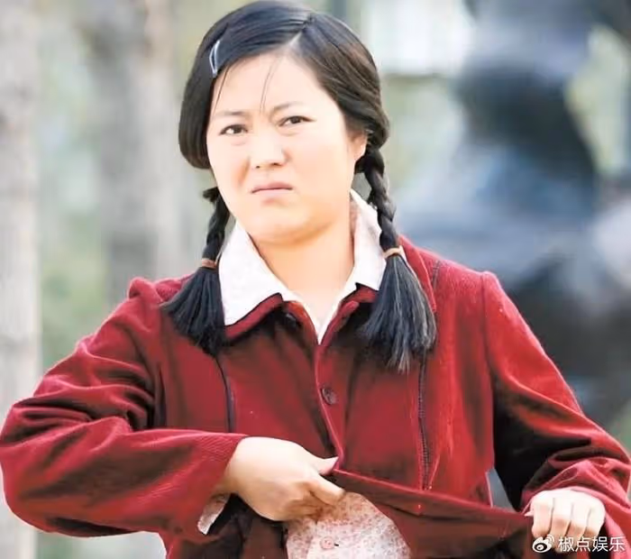 戲裡「土得掉渣」，戲外卻嫁帥氣老公，夫妻恩愛幸福美滿惹人羨