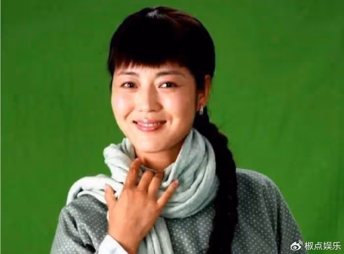 戲裡「土得掉渣」，戲外卻嫁帥氣老公，夫妻恩愛幸福美滿惹人羨