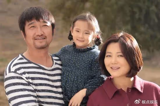 戲裡「土得掉渣」，戲外卻嫁帥氣老公，夫妻恩愛幸福美滿惹人羨