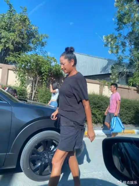 52歲瞿穎定居泰國曝光：皮膚如黑炭與男星緊密擁抱，住豪宅太悠閒