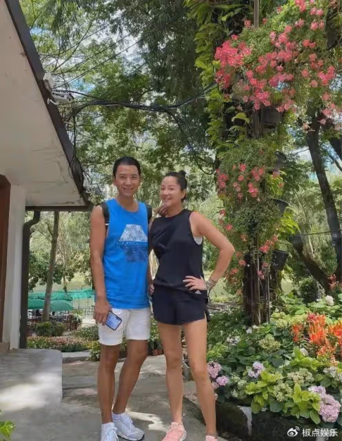 52歲瞿穎定居泰國曝光：皮膚如黑炭與男星緊密擁抱，住豪宅太悠閒