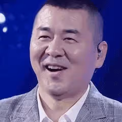 52歲瞿穎定居泰國曝光：皮膚如黑炭與男星緊密擁抱，住豪宅太悠閒