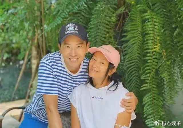 52歲瞿穎定居泰國曝光：皮膚如黑炭與男星緊密擁抱，住豪宅太悠閒