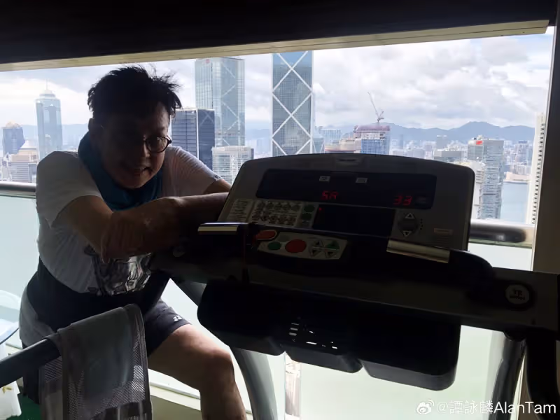 72歲譚詠麟暴瘦14斤，疑又被粉絲扯手加重傷勢須打石膏